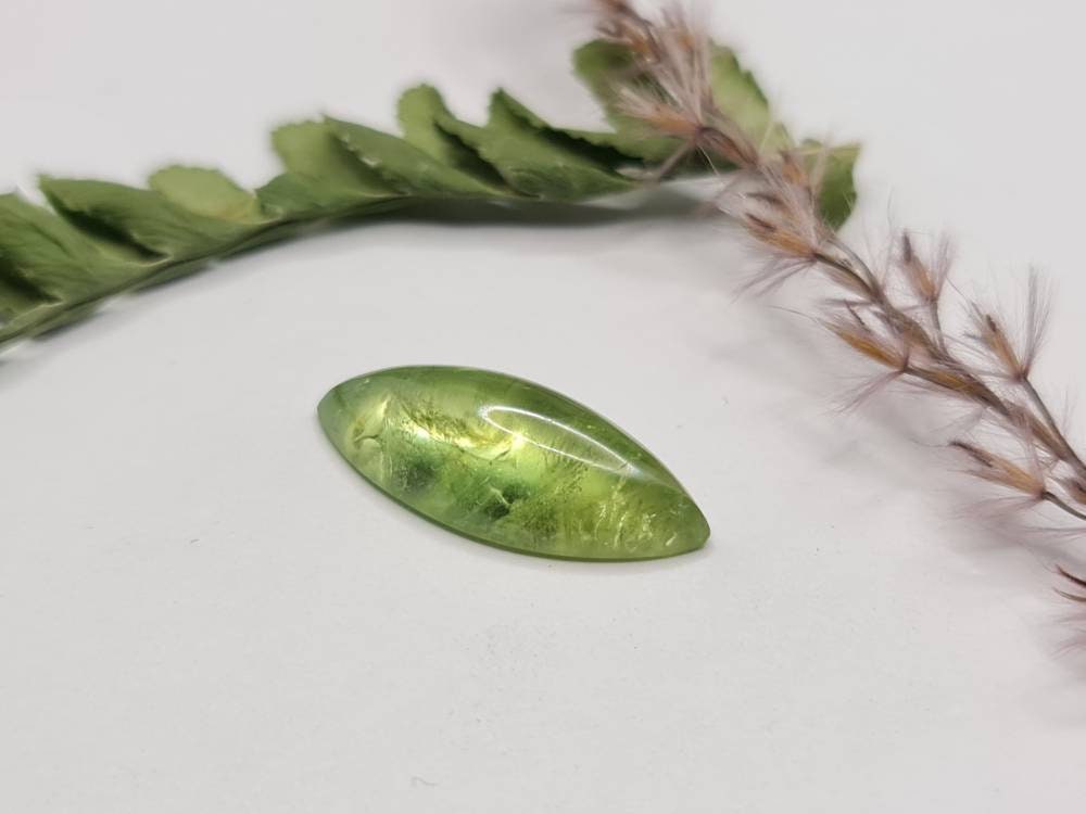 Nr.215 Grüner Granat aus Mali, Navette /Marquise Cabochon 22x9,5mm 9ct