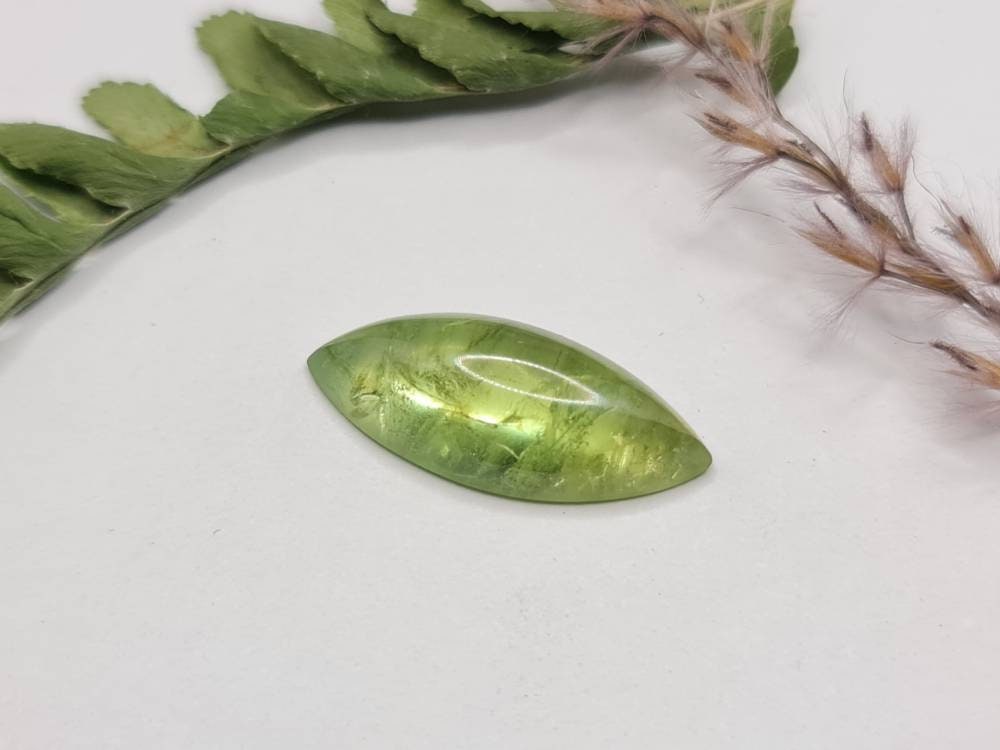 Nr.215 Grüner Granat aus Mali, Navette /Marquise Cabochon 22x9,5mm 9ct