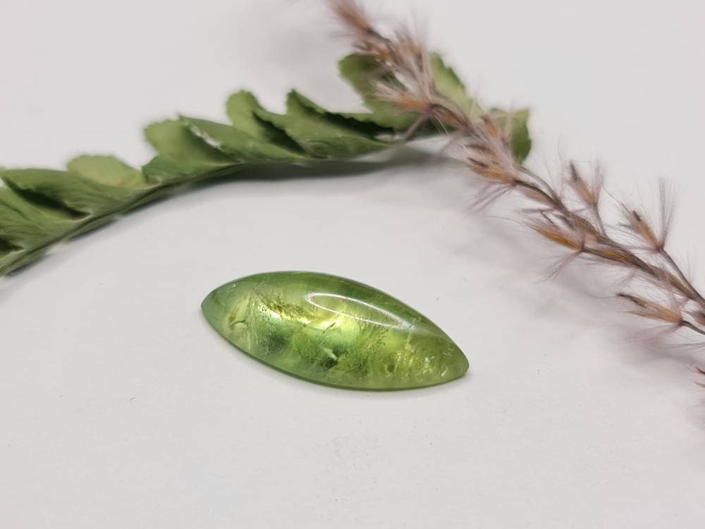 Nr.215 Grüner Granat aus Mali, Navette /Marquise Cabochon 22x9,5mm 9ct