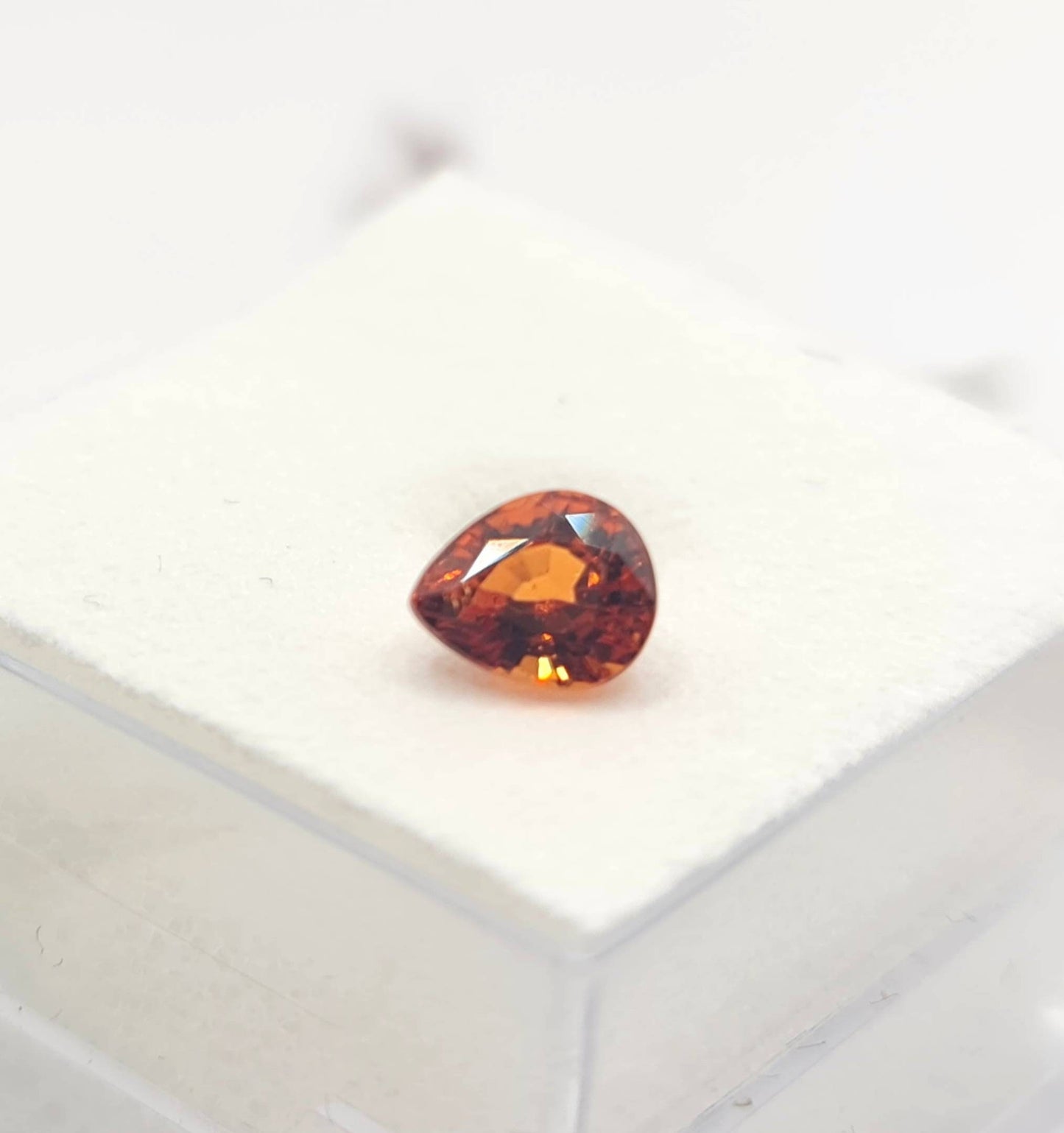 Excellenter Mandaringranat Tropfen, facettiert orange 6x5mm 0,84ct (Nr.466)