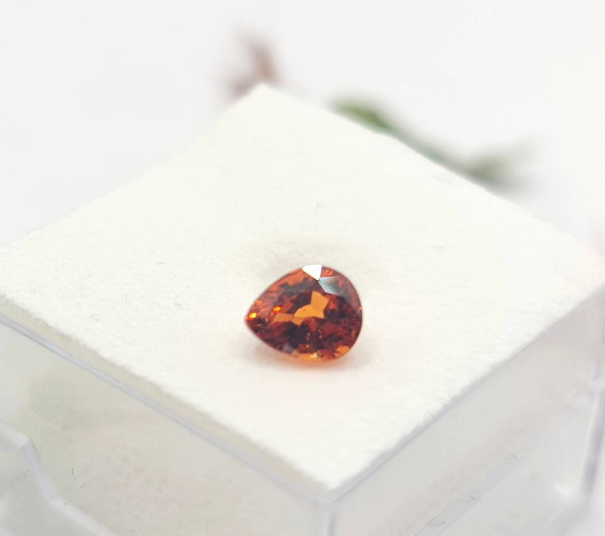 Excellenter Mandaringranat Tropfen, facettiert orange 6x5mm 0,84ct (Nr.466)