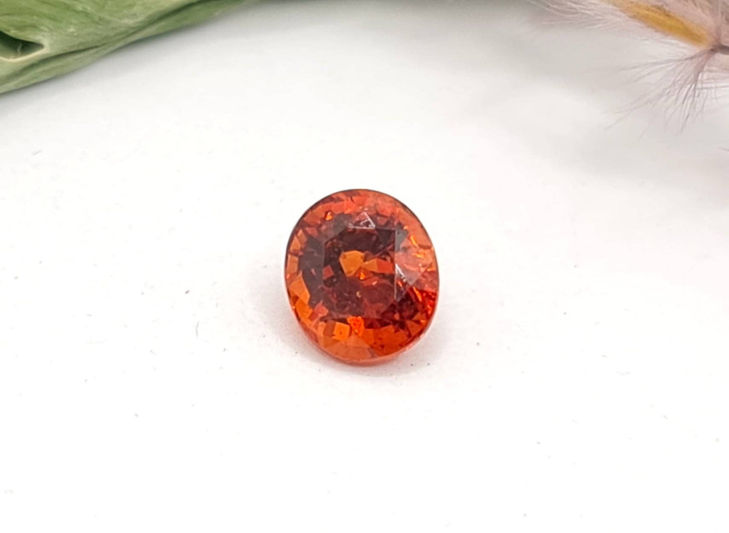 Wunderschöner orangefarbener Mandaringranat, oval facettiert 5,7x5,1mm 1,06ct (Nr.465)