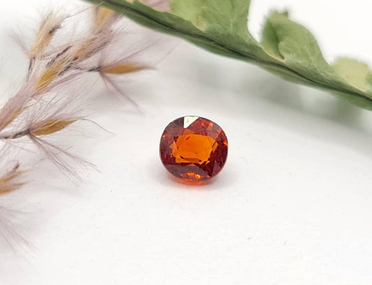 Wundervoller orangefarbener Mandaringranat facettiert oval 4,8×4,7mm 0,79ct (Nr.468)