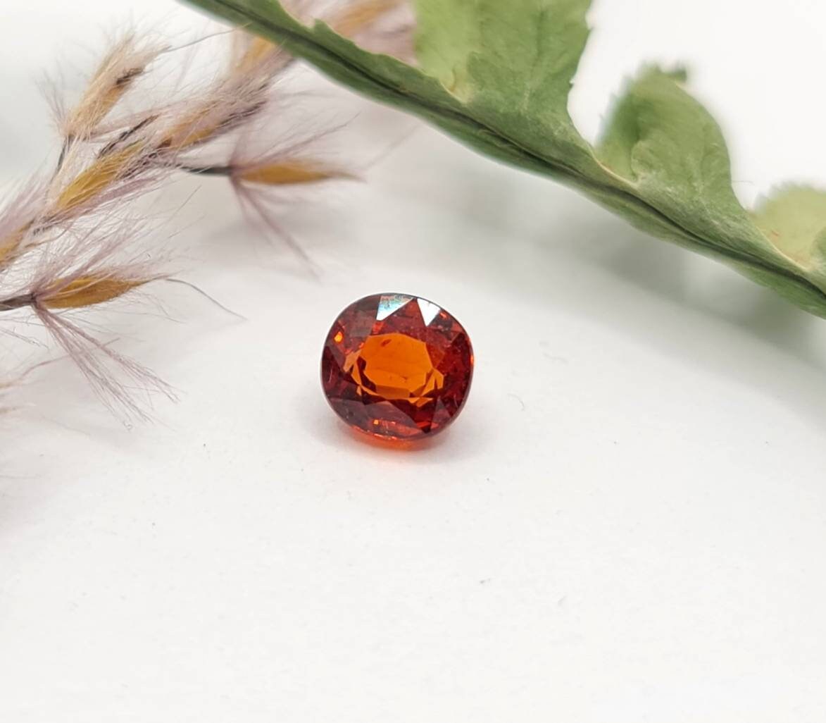 Wundervoller orangefarbener Mandaringranat facettiert oval 4,8×4,7mm 0,79ct (Nr.468)