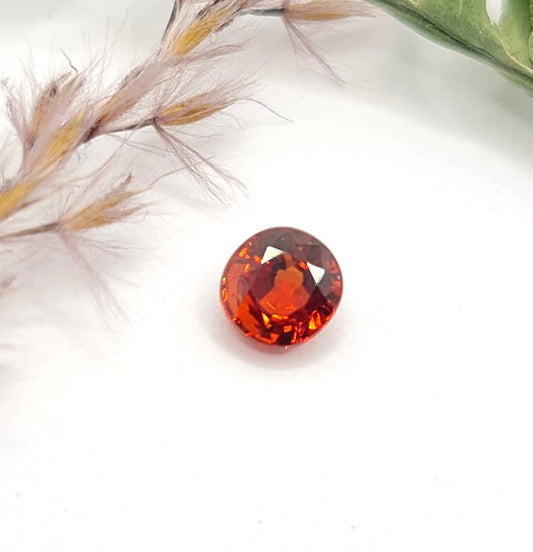 Herrlicher orangefarbener Mandaringranat oval facettiert 5,7x5,4mm 1,05ct (Nr.470)