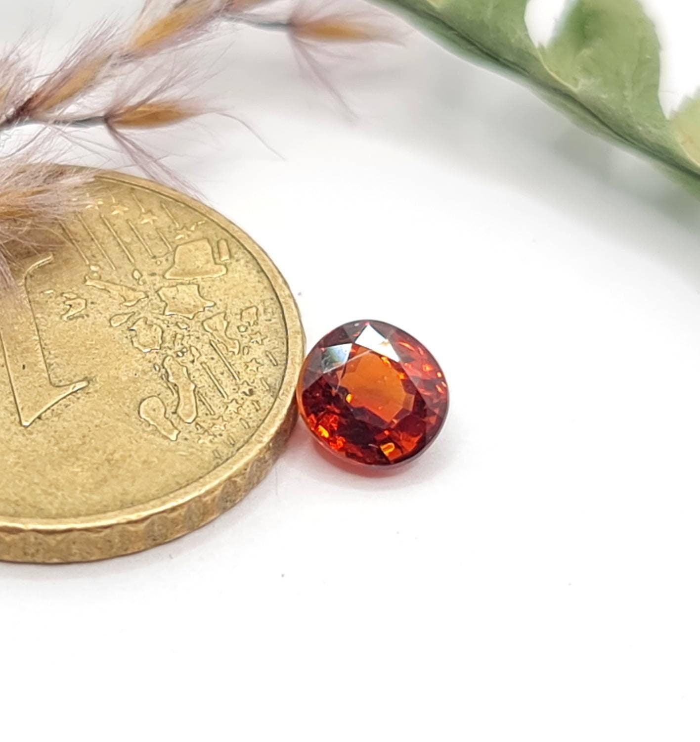 Herrlicher orangefarbener Mandaringranat oval facettiert 5,7x5,4mm 1,05ct (Nr.470)