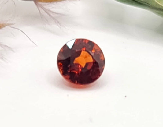 Feiner runderMandaringranat facettiert orange 5mm 0,74ct (Nr.472)