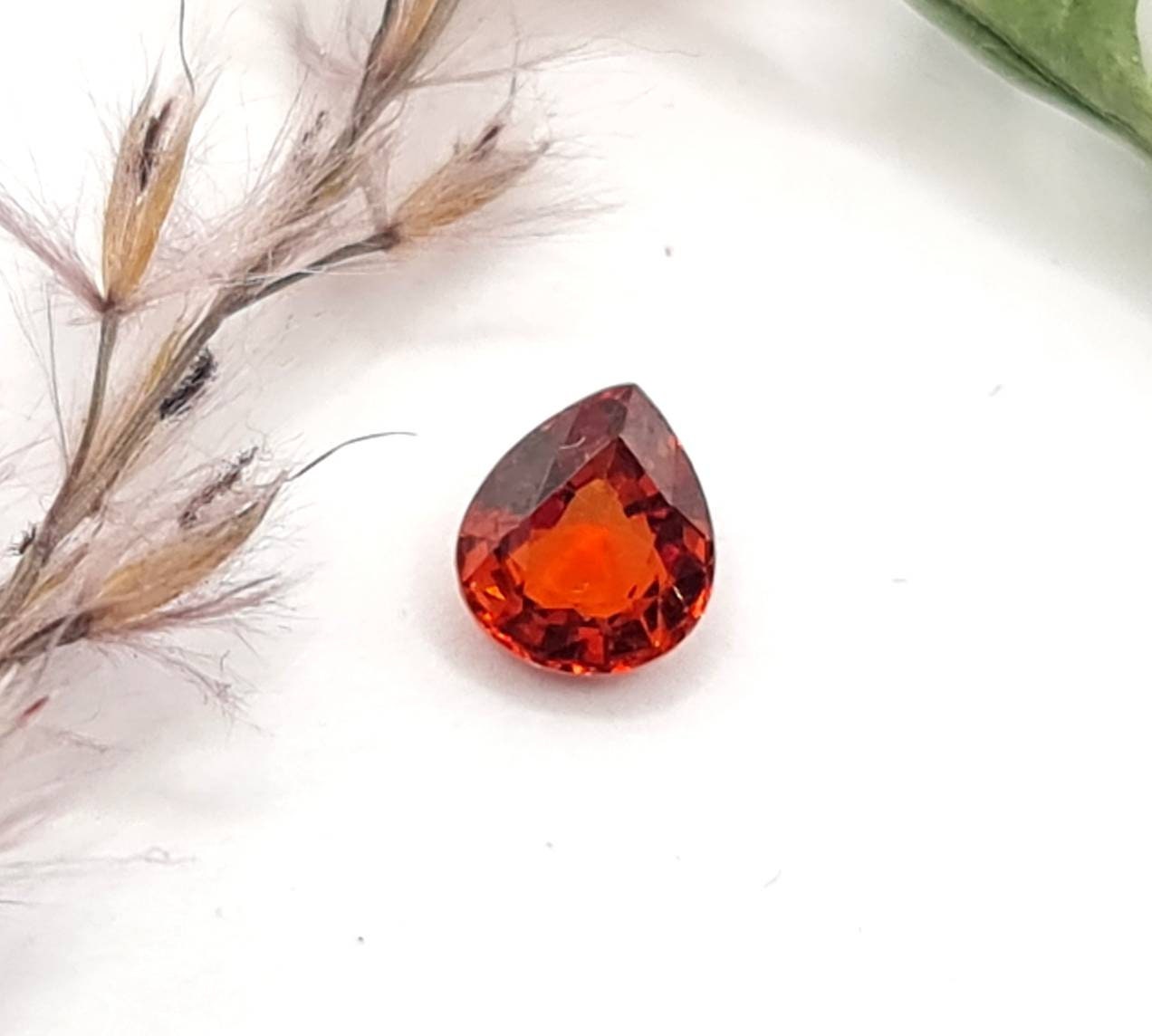 Feiner  facettierter Mandaringranat  Tropfen orange 5,7x5mm 0,82ct (Nr.474)