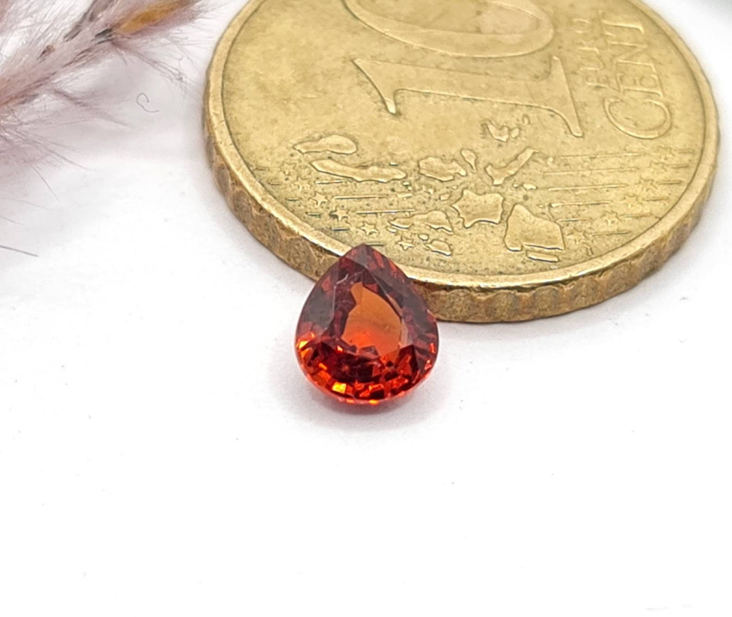 Feiner  facettierter Mandaringranat  Tropfen orange 5,7x5mm 0,82ct (Nr.474)