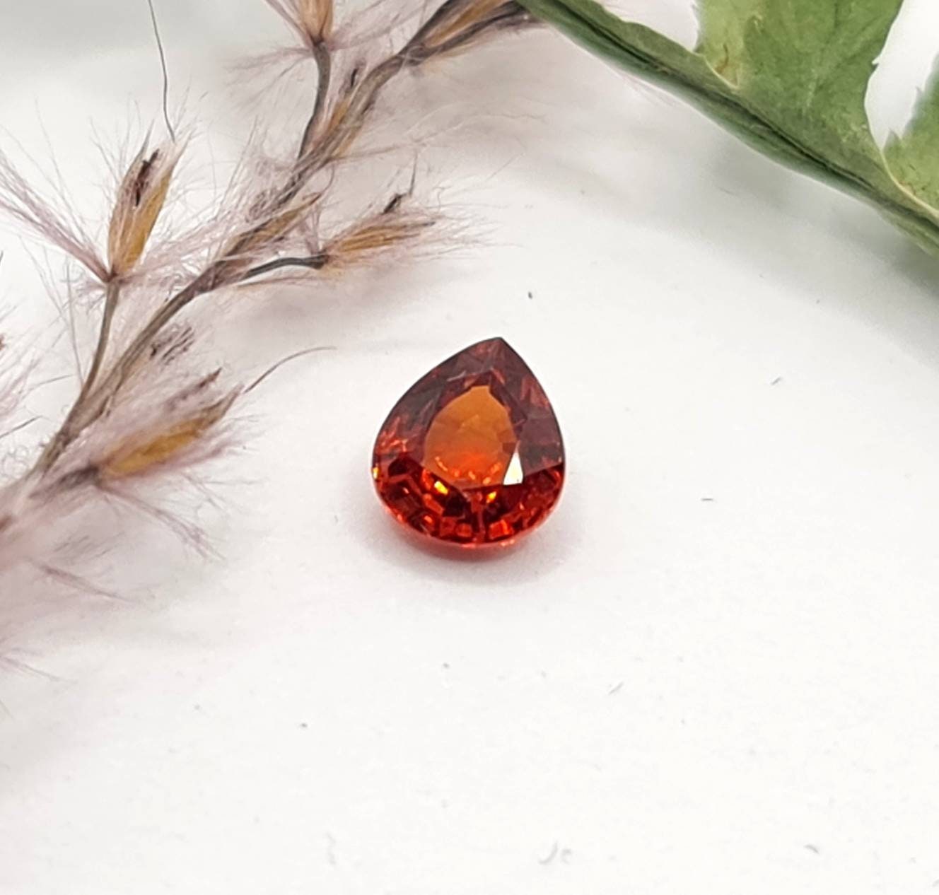 Feiner  facettierter Mandaringranat  Tropfen orange 5,7x5mm 0,82ct (Nr.474)