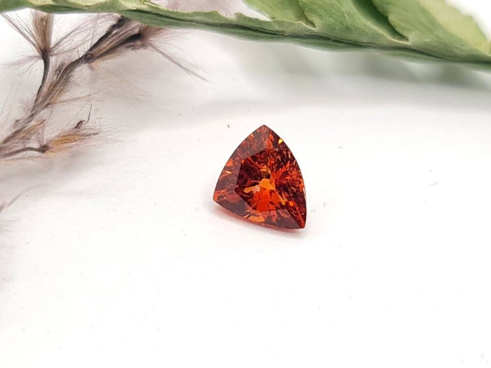 Trilliant facettierter Mandaringranat, orange Dreieck 6,6x5,4mm 0,88ct (Nr.476)