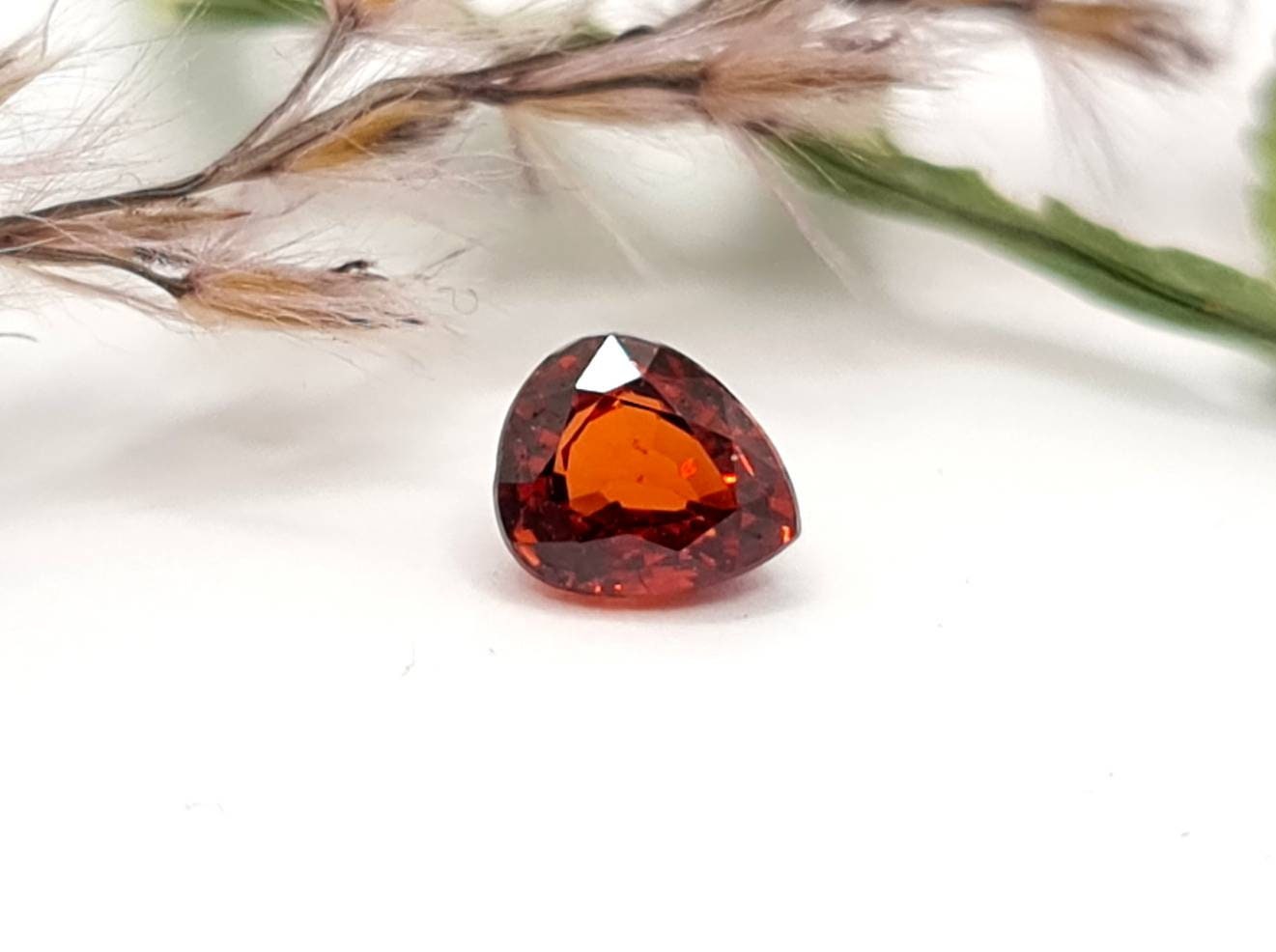 Facettierter orangefarbener Mandaringranat Tropfen 5,6x4,7mm 0,87ct (Nr.486)