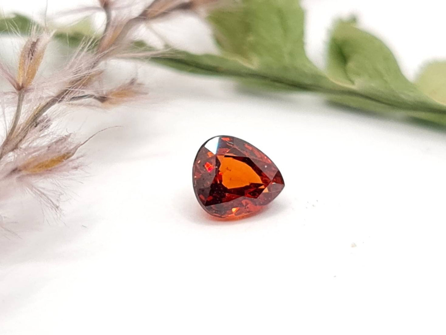 Facettierter orangefarbener Mandaringranat Tropfen 5,6x4,7mm 0,87ct (Nr.486)