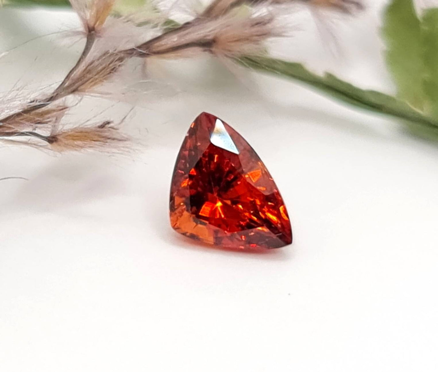 Facettiertes orangefarbenes Mandaringranat Dreieck Spessartin 8,1x5,7mm 1,36ct (Nr.487)