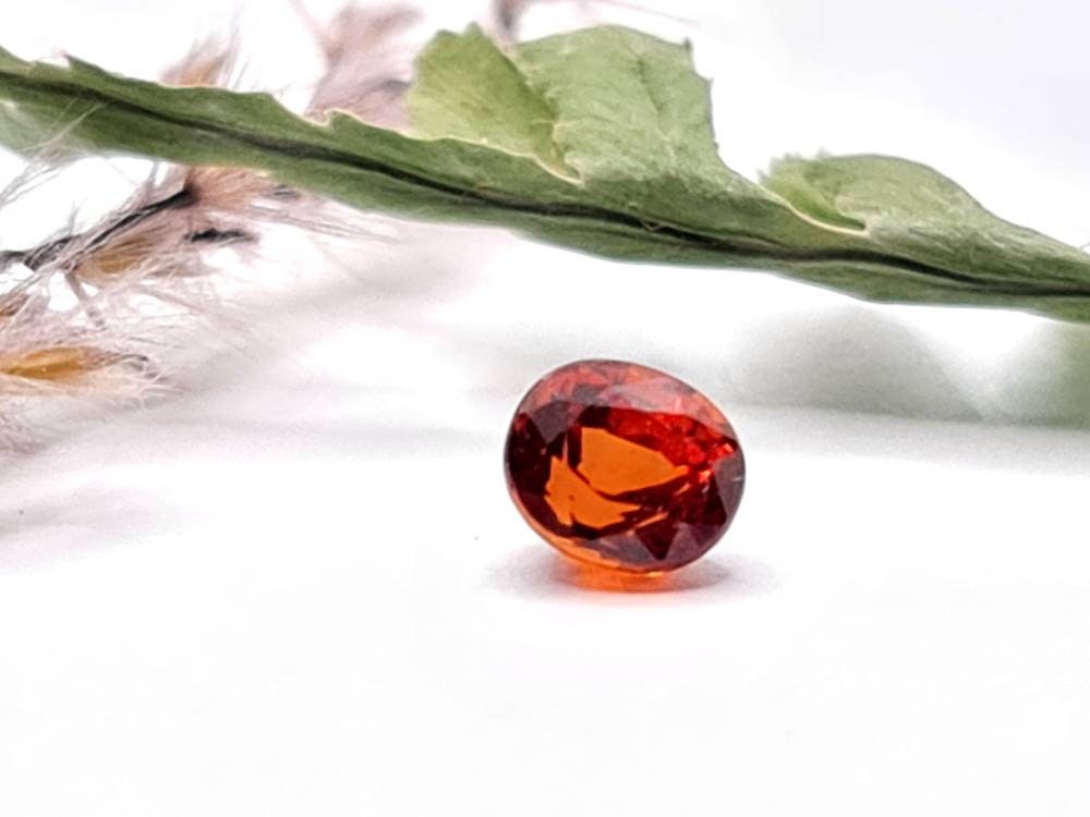 Facettierter ovaler Mandaringranat Spessartin orange 5,1x4,5mm 0,88ct (Nr.492)