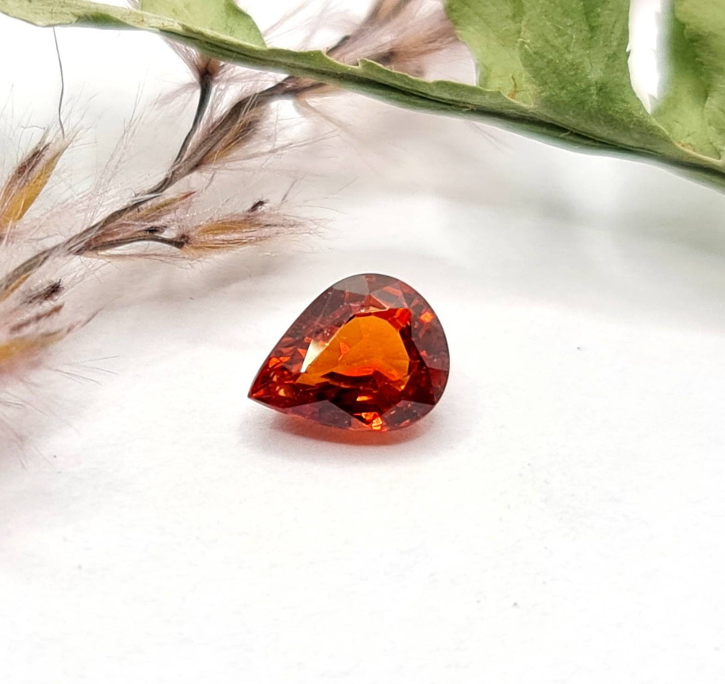 Facettierter orangefarbener Mandaringranat Tropfen Spessartin 6,7x5,1mm 0,99ct (Nr.493)