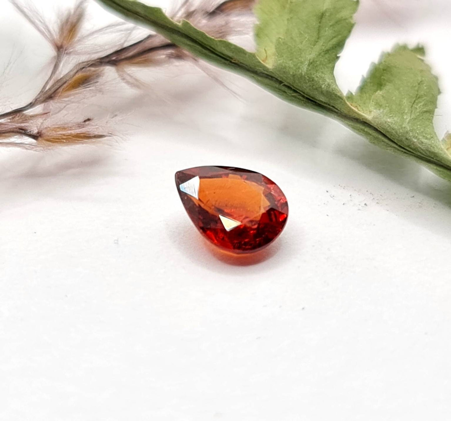 Facettierter orangefarbener Mandaringranat Tropfen Spessartin 6,5x5,2mm 0,87ct (Nr.494)