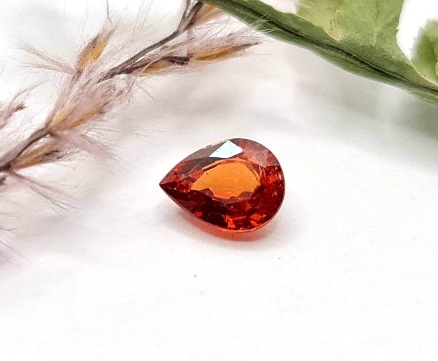 Facettierter orangefarbener Mandaringranat Tropfen Spessartin 6,9x5,3mm 1,04ct (Nr.500)