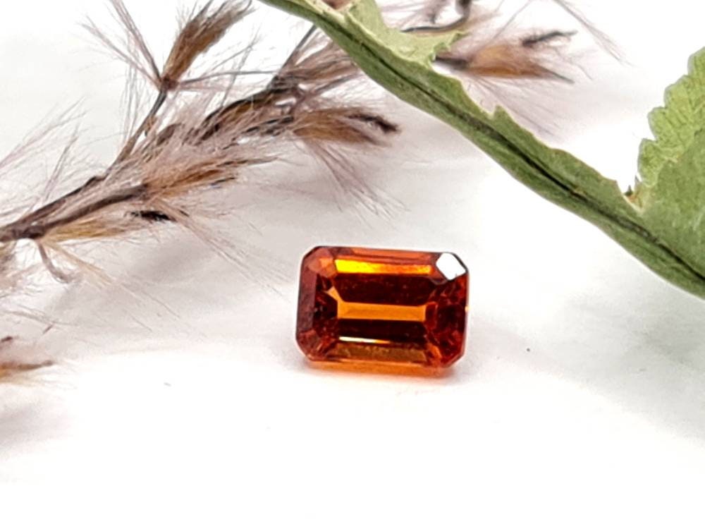 Rechteckig facettierter Mandaringranat, Spessartin orange 5,3x3,6mm 0,69ct (Nr.506)