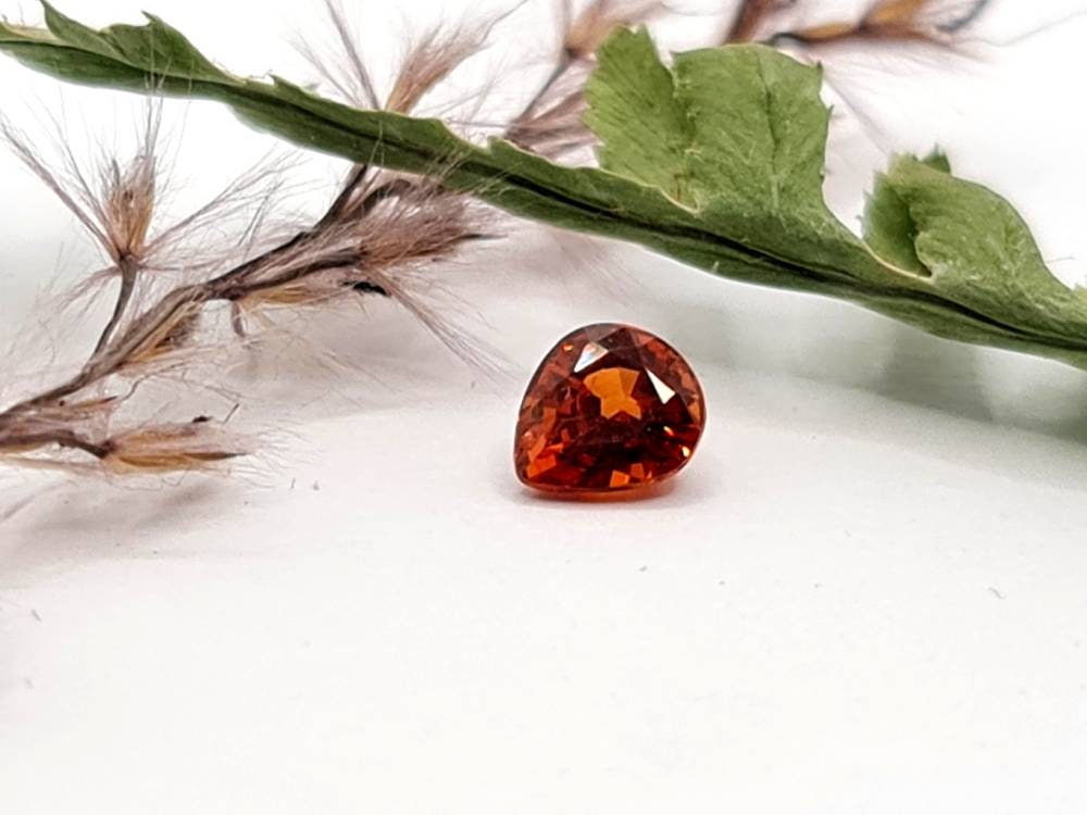 Facettierter Mandaringranat Tropfen Spessartin orange 5,4x4,8mm 0,71ct (Nr.508)