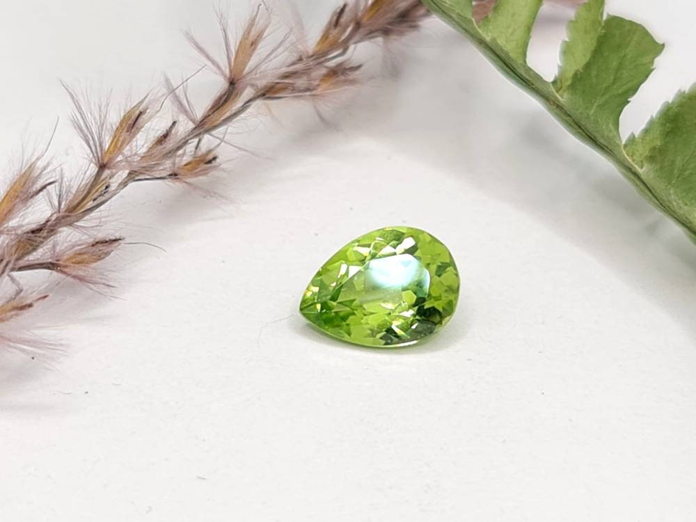 Nr.230 facettierter grüner Peridottropfen /Träne 9,4x6,9mm 1,84ct