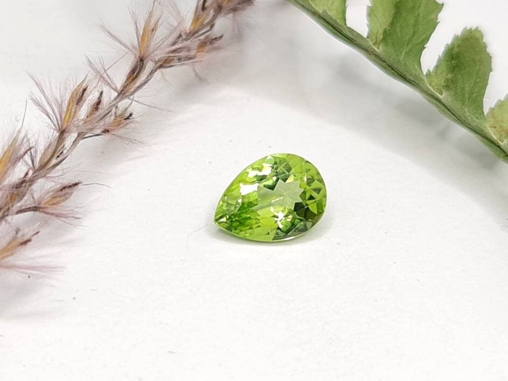 Nr.230 facettierter grüner Peridottropfen /Träne 9,4x6,9mm 1,84ct