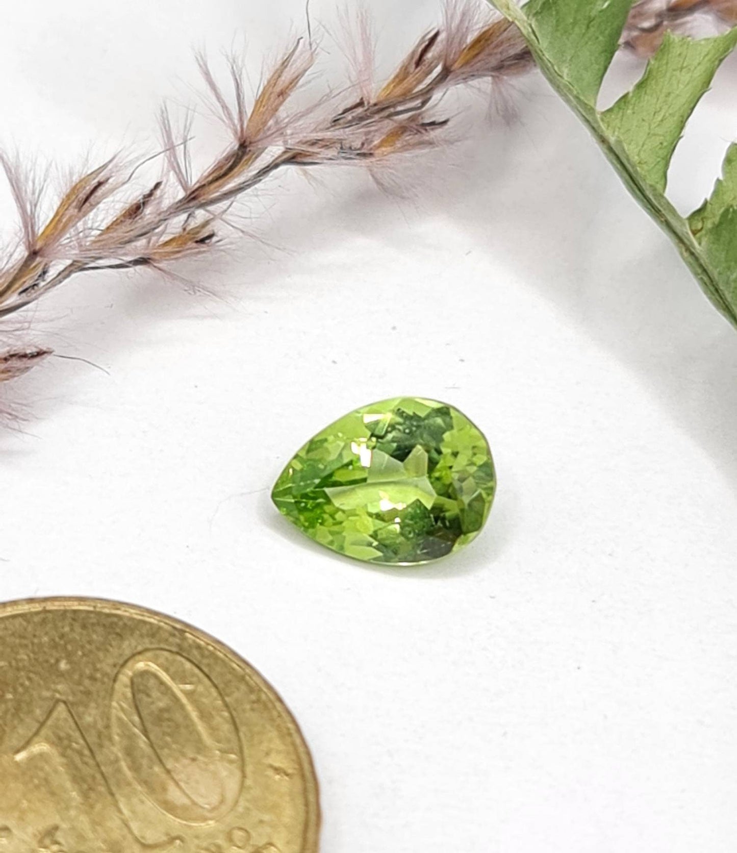 Nr.230 facettierter grüner Peridottropfen /Träne 9,4x6,9mm 1,84ct