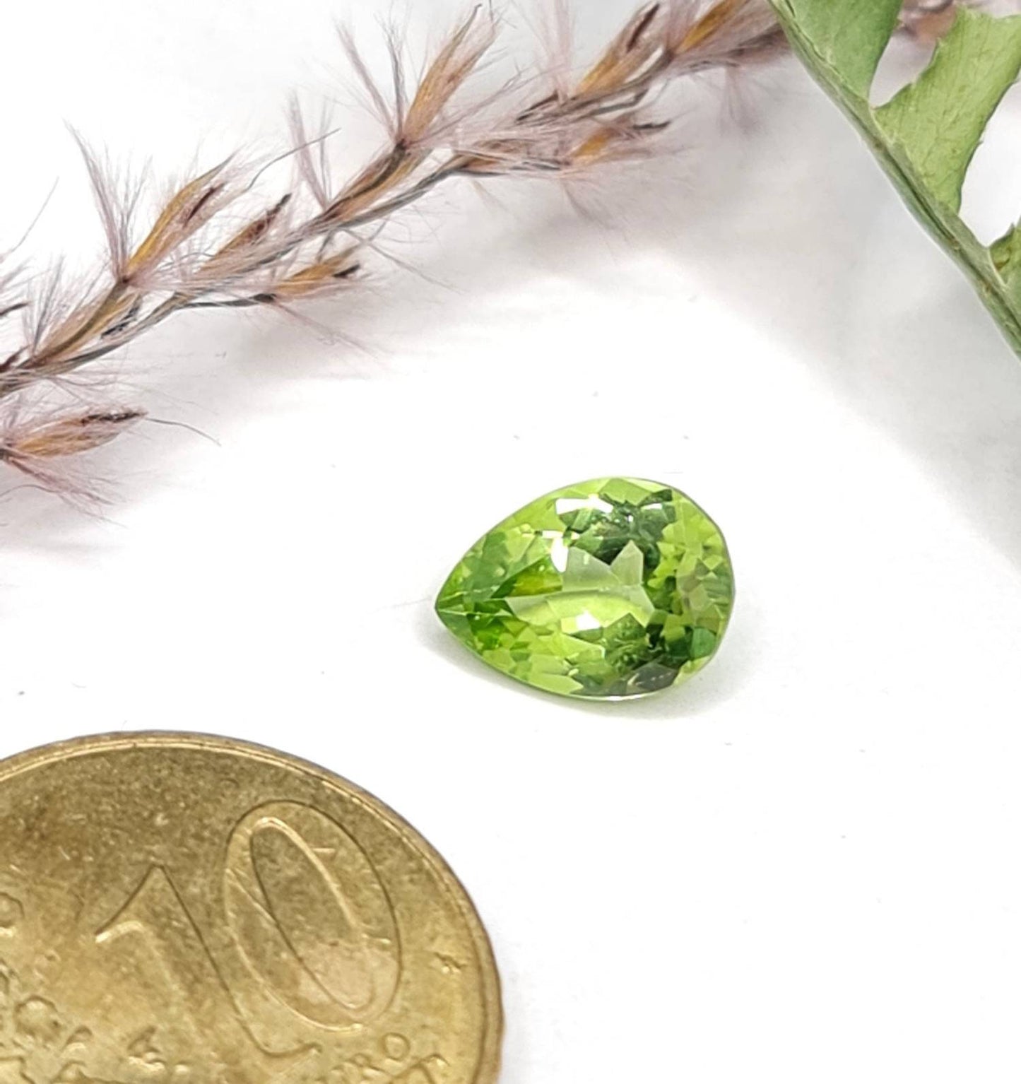 Nr.230 facettierter grüner Peridottropfen /Träne 9,4x6,9mm 1,84ct