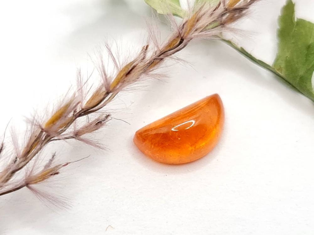 Mandaringranat Spessartin Cabochon Halbmond orange 11,7x6mm 4,08ct (Nr.525)