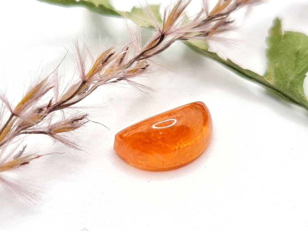 Mandaringranat Spessartin Cabochon Halbmond orange 11,7x6mm 4,08ct (Nr.525)