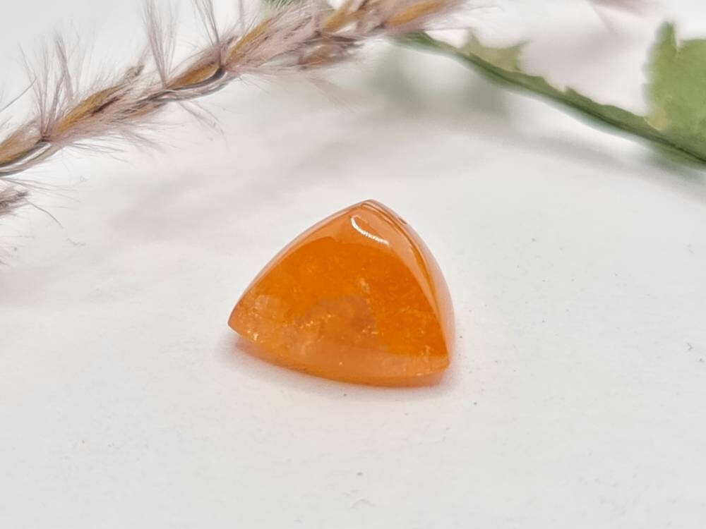 Dreieckiger orangefarbener Mandaringranat Spessartin Cabochon 11,5x11,2mm 7,16ct (Nr.531)