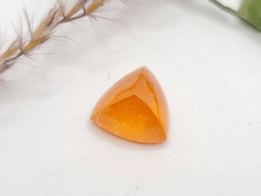 Dreieckiger orangefarbener Mandaringranat Spessartin Cabochon 11,5x11,2mm 7,16ct (Nr.531)