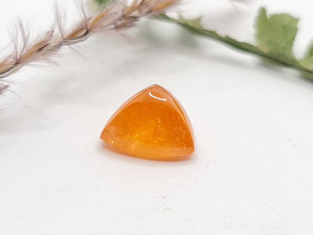 Dreieckiger orangefarbener Mandaringranat Spessartin Cabochon 11,5x11,2mm 7,16ct (Nr.531)