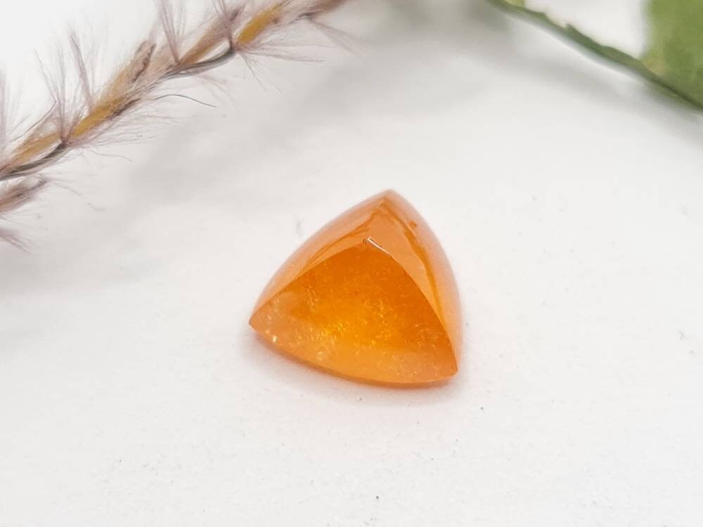 Dreieckiger orangefarbener Mandaringranat Spessartin Cabochon 11,5x11,2mm 7,16ct (Nr.531)