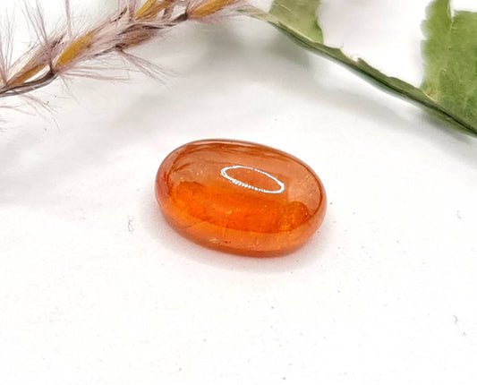 Ovaler orangefarbener Mandaringranat Spessartin Cabochon 11x7,6mm 4,39ct (Nr.532)