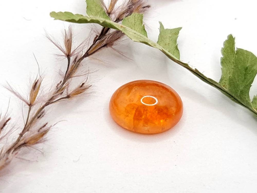 Ovales orangefarbenes Mandaringranat Cabochon Spessartin 11,7x8,6mm 6,88ct (Nr.535)