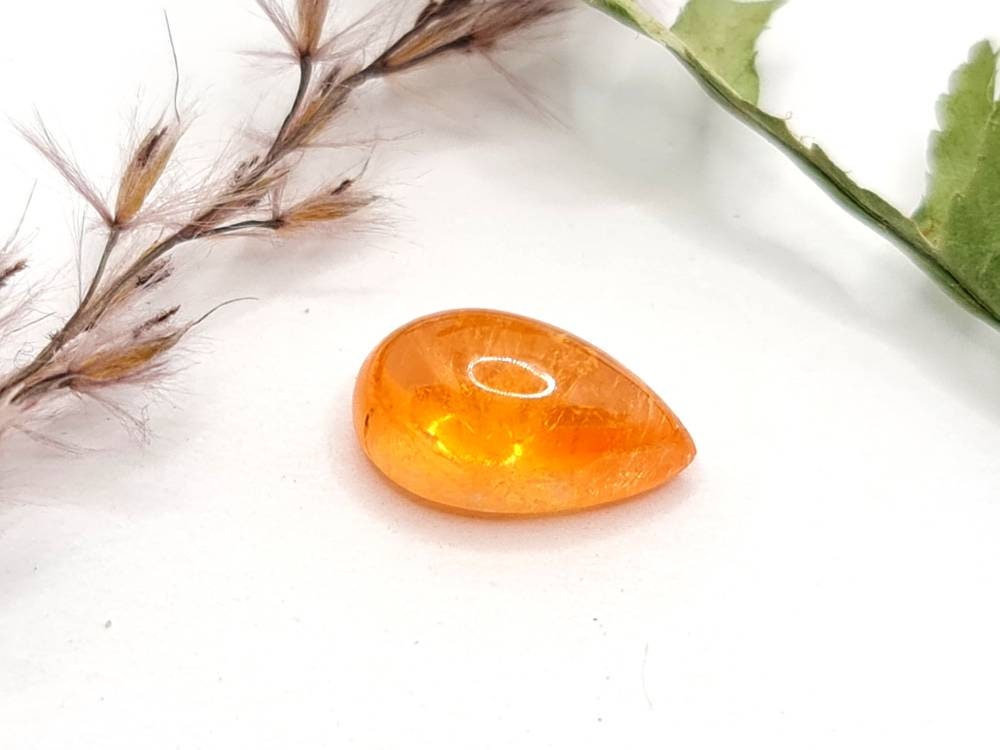 Orangefarbener Mandaringranat Tropfen Spessartin Cabochon 12,75x7,5mm 5,42ct (Nr.536)