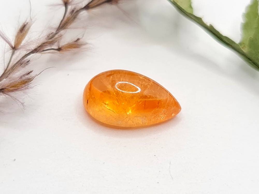 Orangefarbener Mandaringranat Tropfen Spessartin Cabochon 12,75x7,5mm 5,42ct (Nr.536)