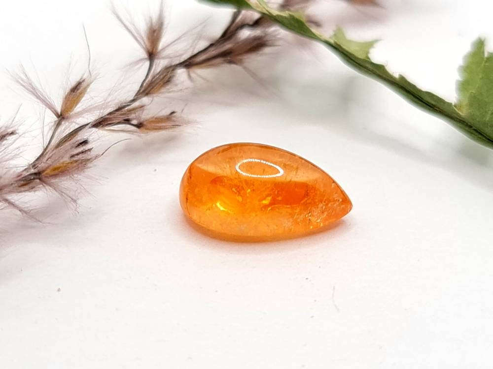 Orangefarbener Mandaringranat Tropfen Spessartin Cabochon 12,75x7,5mm 5,42ct (Nr.536)