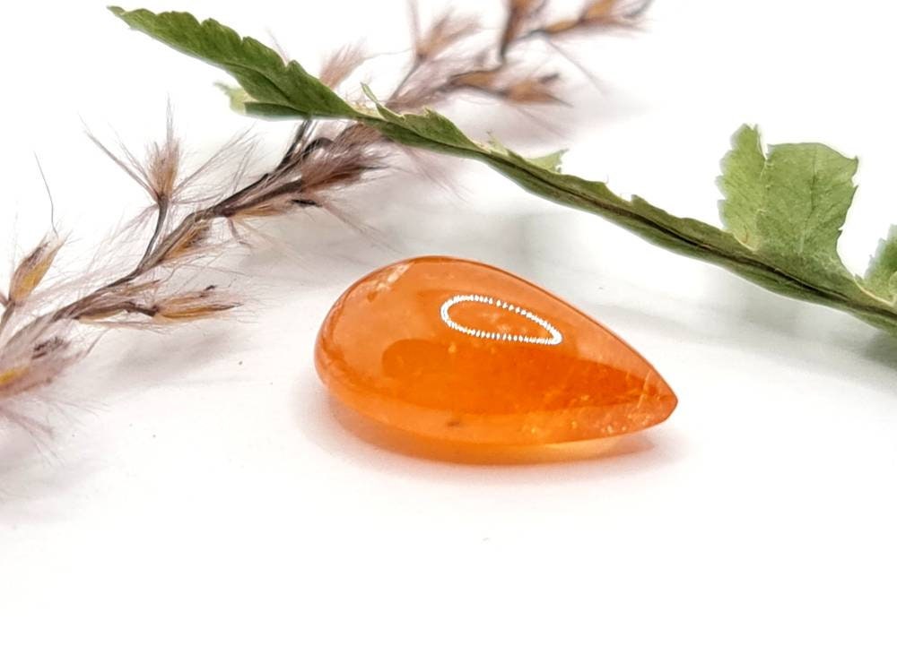 Orangefarbener Mandaringranattropfen Spessartin Cabochon 15,7x10mm 10,69ct (Nr.540)