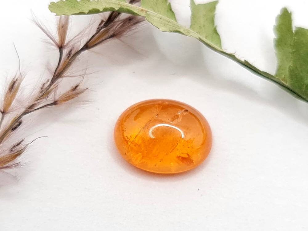 Ovaler orangefarbener Mandaringranat, Spessartin Cabochon 11,75x9,2mm 6,15ct (Nr.544)