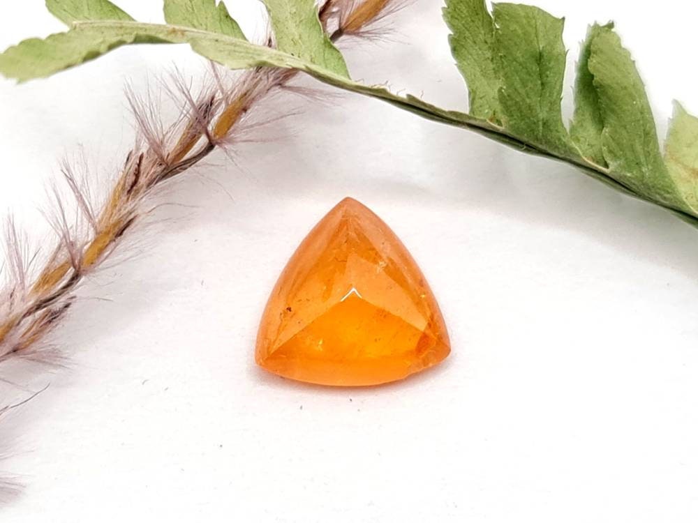 Dreieckiger orangefarbener Mandaringranat Spessartin Cabochon 11,1x11,2mm 5,07ct (Nr.545)