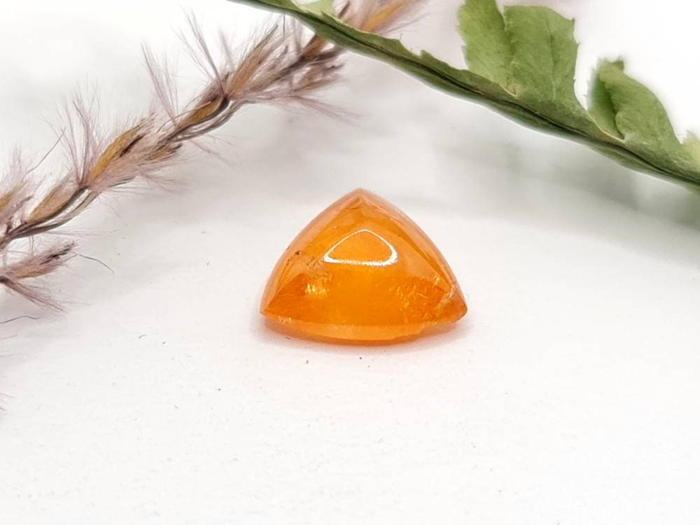 Dreieckiger orangefarbener Mandaringranat Spessartin Cabochon 11,1x11,2mm 5,07ct (Nr.545)