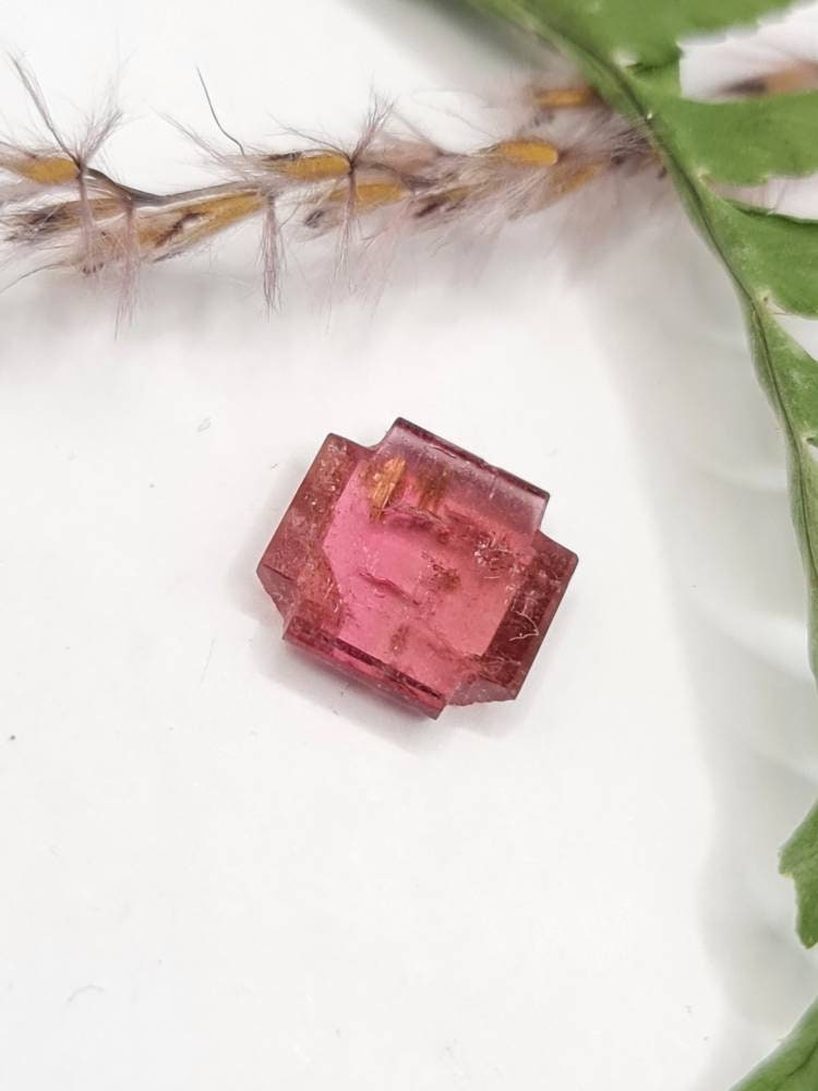 Pink Turmalin, Sonderschliff in flacher Kreuzform  11x11mm 2.90ct (Nr.240)