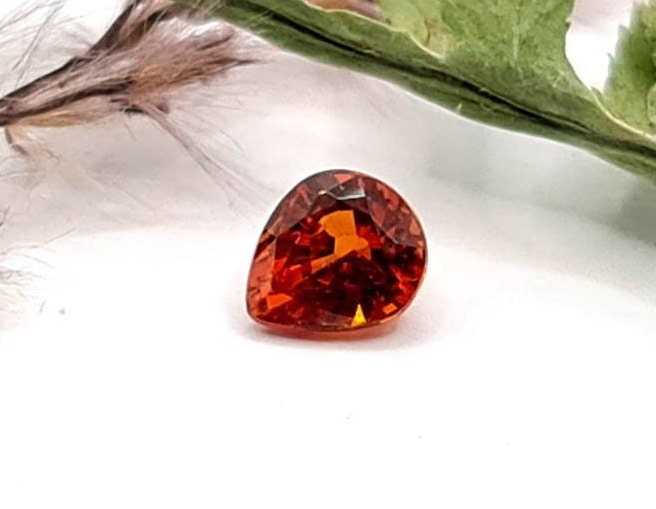 Facettierter Mandaringranat Tropfen Spessartin orange 5,4x4,8mm 0,71ct (Nr.508)