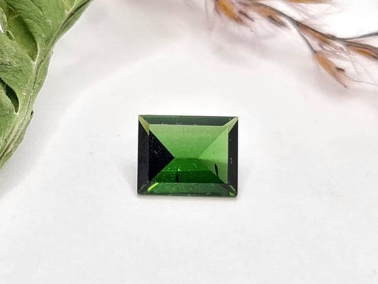 Grüner Turmalin, rechteckig facettiert, Spiegelschliff 9x7mm 1,98ct (Nr.391)