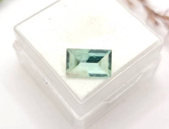 Türkisgrüner facettierter Turmalin Rechteck Spiegelschliff 10x6mm 1,8ct (Nr.382)