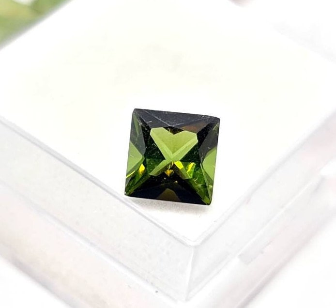 Grüner Turmalin, quadratisch, carree facettiert 7x7mm 1,65ct (Nr.368)