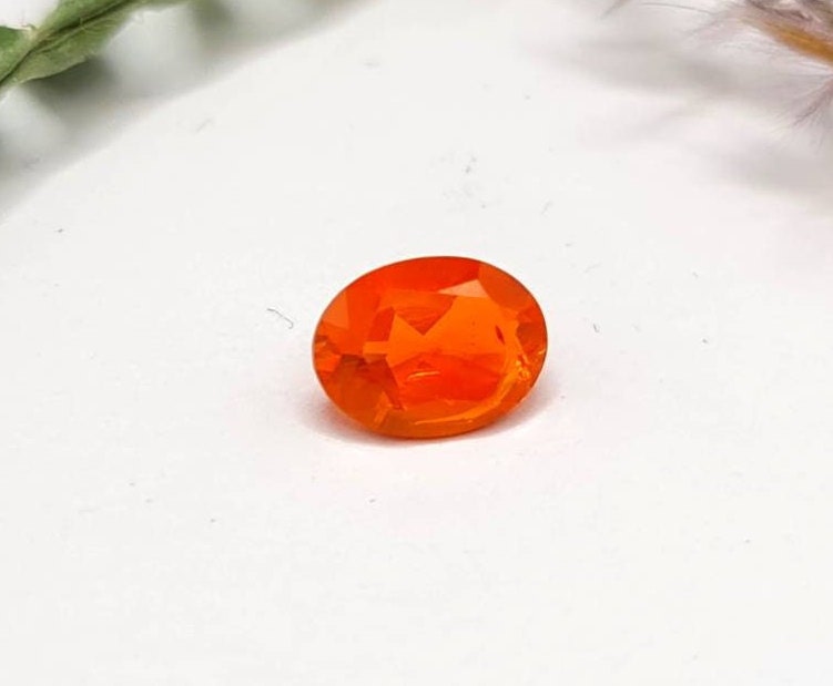 Orangefarbener Feueropal aus Mexiko, oval facettiert 8x6mm 0,78ct (Nr.294)