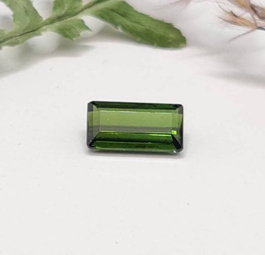 Rechteckiger grüner Turmalin, facettiert 11x6mm 2,34ct (Nr.287)